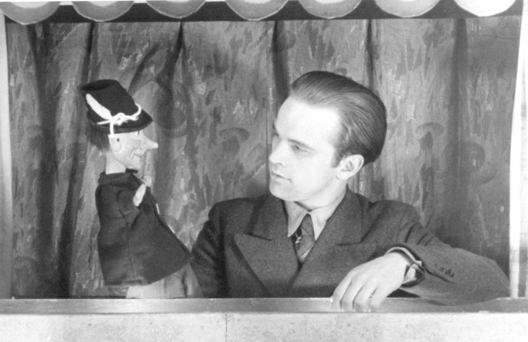 Jochen Weber-Unger mit seinem Kasper, 1947. Foto: Archiv Weber-Unger