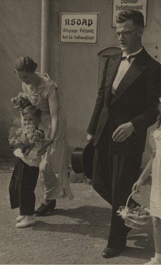 Erhard Woog (fiel im Zweiten Weltkrieg) 1938 vor der Eingangstür Grundstraße 3 anlässlich der Hochzeit seiner Schwester (nicht im Bild) Foto: B. Woog./ unbekannter Fotograf (Sammlung Götz)