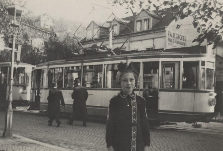 Endhaltestelle Grundstraße 3, um 1940, vorn Roselotte Schlutter, die mit ihrer Familie damals im „Ratskeller“ wohnte. Foto: unbekannter Fotograf (Sammlung Götz)