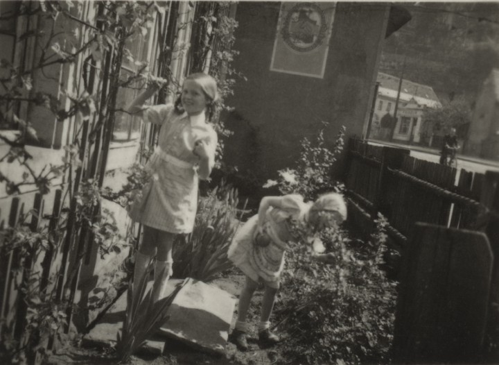 Die Kinder Annelies und Karin Woog spielen um 1955 im „Gärtchen“ des Hauses. Foto: B. Woog./ unbekannter Fotograf (Sammlung Götz)