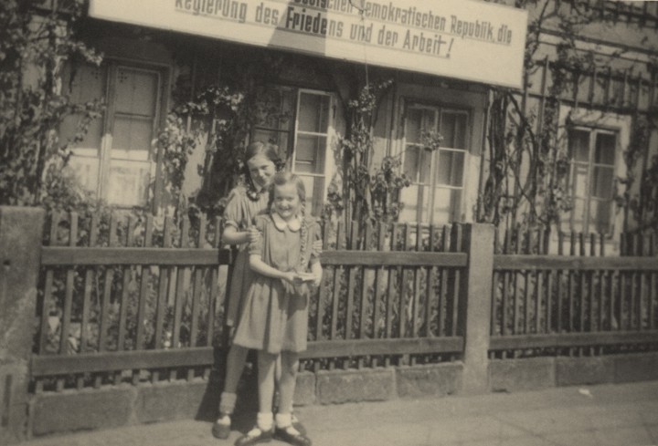 Die Kinder Annelies und Karin Woog spielen um 1955 im „Gärtchen“ des Hauses. Foto: B. Woog./ unbekannter Fotograf (Sammlung Götz)