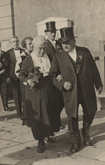 Selma und Arthur Gruhl zur Hochzeit von Gretel Knackfuß mit Bruno Becker, 1935 an der Loschwitzer Kirche. Foto: Elbhang-Photo-Galerie (Edith Tackmann)