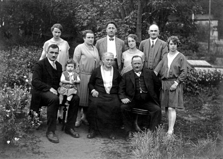 Familienphoto in der Gärtnerei Gruhl, 1928. (v. l. Erna und Otto Fritzsche mit Tochter Edith, heute Tackmann; Margarete und Karl Wesely; sitzend Selma und Arthur Gruhl; Luise und Arthur Hebert, Martha Gruhl geb. Knackfuß).  Fotos: Archiv Elbhang-Photo-Galerie (Edith Tackmann)