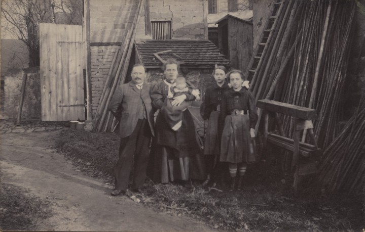 Familie Gruhl in ihrer Gärtnerei, Pillnitzer Landstraße 82, um 1914. Foto: Archiv Elbhang-Photo-Galerie (Edith Tackmann)