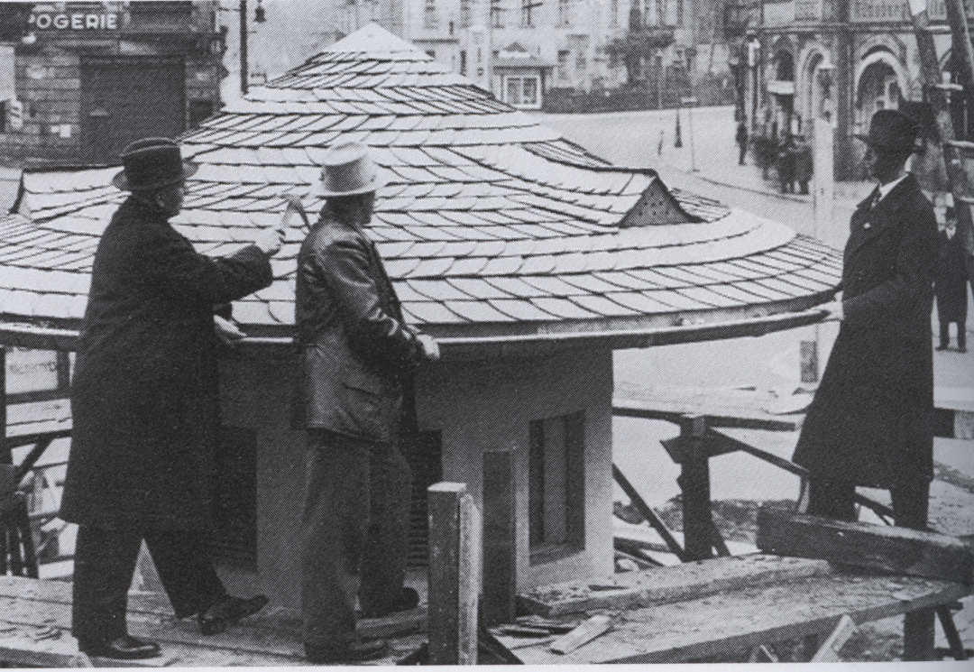 Dachdeckermeister Herda ließ es sich 1930 nicht nehmen, die letzte Dachschindel auf dem neu errichteten Umspannhäuschen am Schillerplatz selbst anzunageln. Seinerzeit verstand man es, eine Dachgaupe kunstvoll einzubinden (hier in Korrespondenz zu den Dauchgaupen am Gasthof Blasewitz). Foto: Sammlung Jochem Mosch