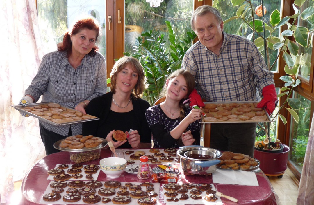 Nach altem Familienrezept bäckt Familie Ulrich in Niederpoyritz schon in der 5. Generation die Pfefferkuchen: Hella und Klaus Ulrich als Großeltern, Iris und Lucy Mäge als Tochter und Enkeltochter. Foto: Klaus Ulrich