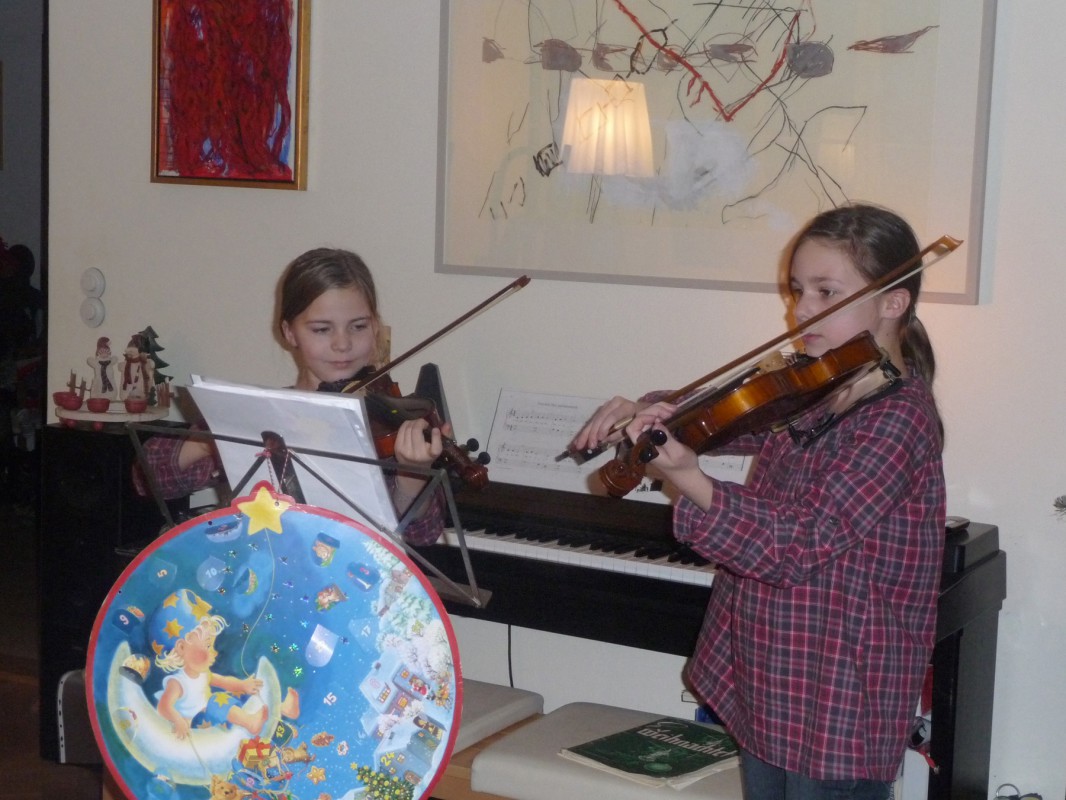 Die Töchter Flora (links) und Nele (rechts) Flegel überraschten die Adventsgäste 2009 mit Geigenklängen. Foto: Familie Flegel