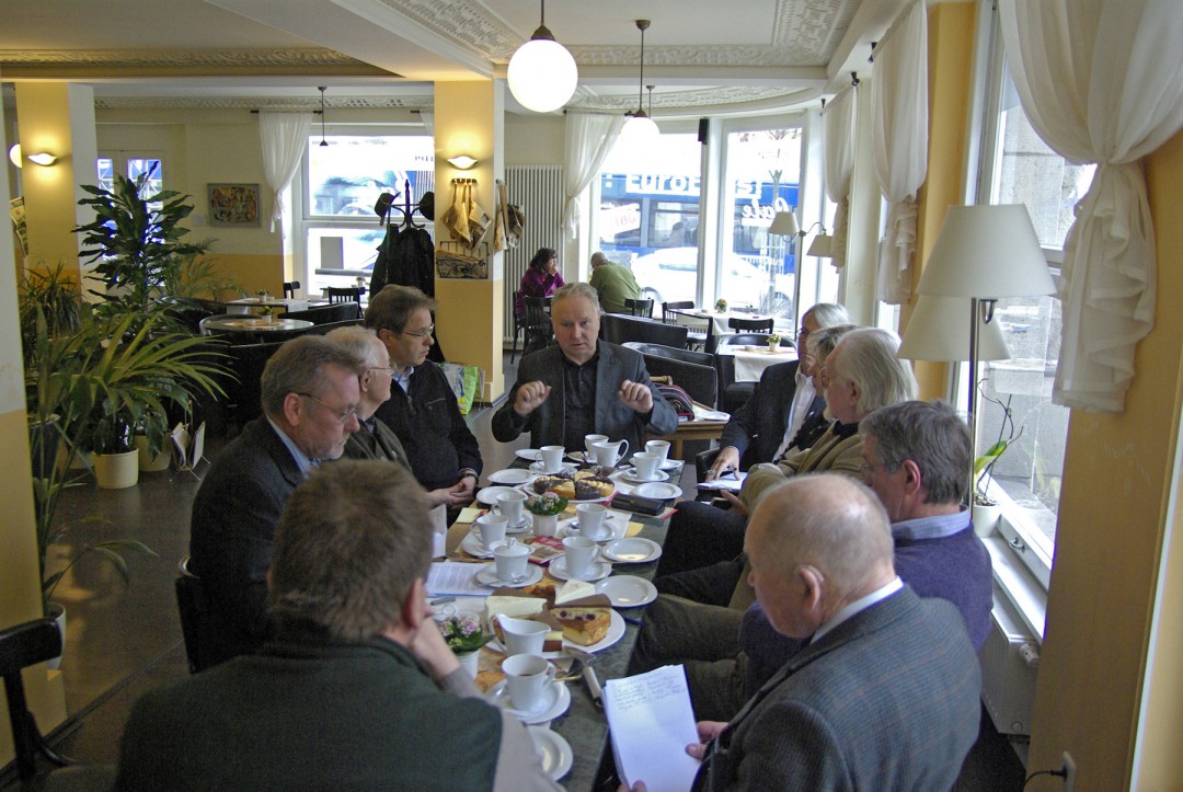 Berndt Dietze (Mitte) offenbarte sein Pläne und Visionen im „Café Marlia“. Foto: Jürgen Frohse