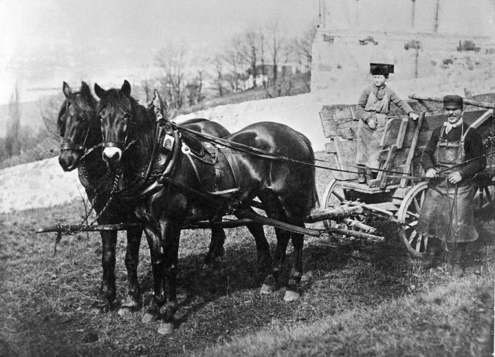 Kohlenfuhrwerk am Kotzsch-Haus, um 1890. Foto: August Kotzsch, Archiv Ernst Hirsch. Auf dem Wagen der etwa zehnjährige Otto, für den die beschwerliche Bergfuhre nach dem elterlichen Anwesen stets ein besonderes Erlebnis war.