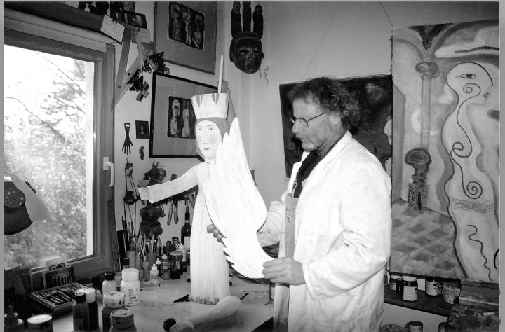 Reinhold Herrmann in seinem Atelier in Wachwitz. Foto: Dieter Fischer