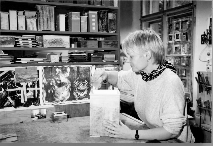 Simone Wagner bei letzten Arbeiten an ihren Gefäßen in der alten Wachwitzer Schule Foto: Jürgen Frohse