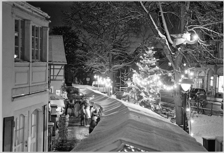 Der Loschwitzer Weihnachtsmarkt, wie jedes Jahr aufgebaut von vielen ehrenamtlichen Aktiven des Elbhangfest e. V. Seit 2003 ist er geschmückt mit dem von Reinhold Herrmann gestalteten Christengel. – Dieses Motiv ist auch als Ansichtskarte erhältlich. Foto: Jürgen Frohse