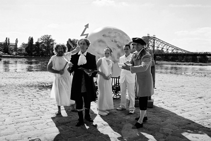 Probe für den Festumzug: Dietmar Glaser als Zeus, Uwe Becker als Schiller mit den Zeusgehilfen Daniela und Benjamin und dem Poeten. Foto: Jürgen Frohse