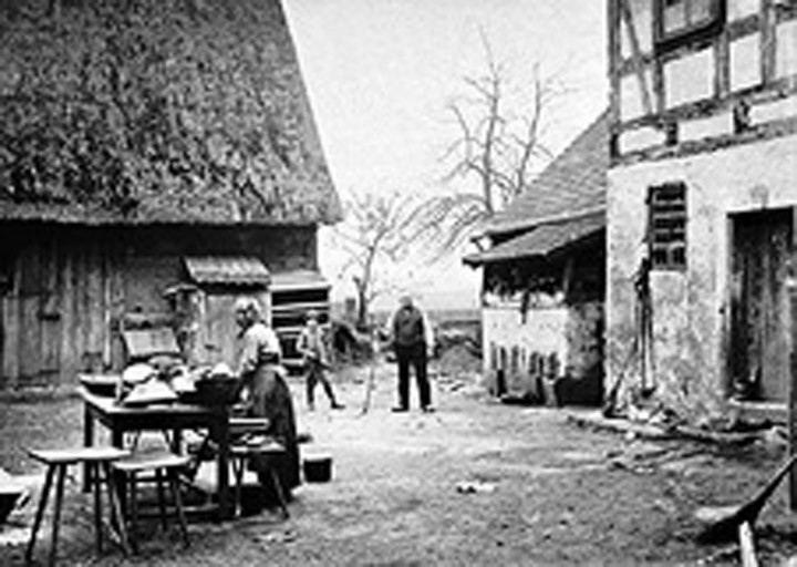 Abwasch im Hof – Carl Oskar Unrasch (rechts) vermutlich mit seiner Frau Amalie Auguste, um 1890. Foto: Album Leistner im Kupferstichkabinett, Reproduktionen Elbhang-Photo-Galerie