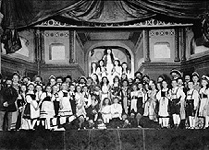 Theateraufführung Bühlauer Schulkinder im Jahre 1910 im großen Saal des „Kurhauses Bühlau“.
