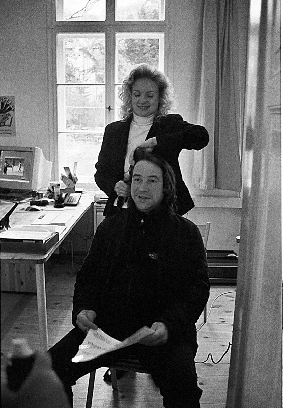 Simone Funke vom Salon Ressel (Pillnitz) legt dem Wenzel, Götz die Locken. Foto: C. Mögel