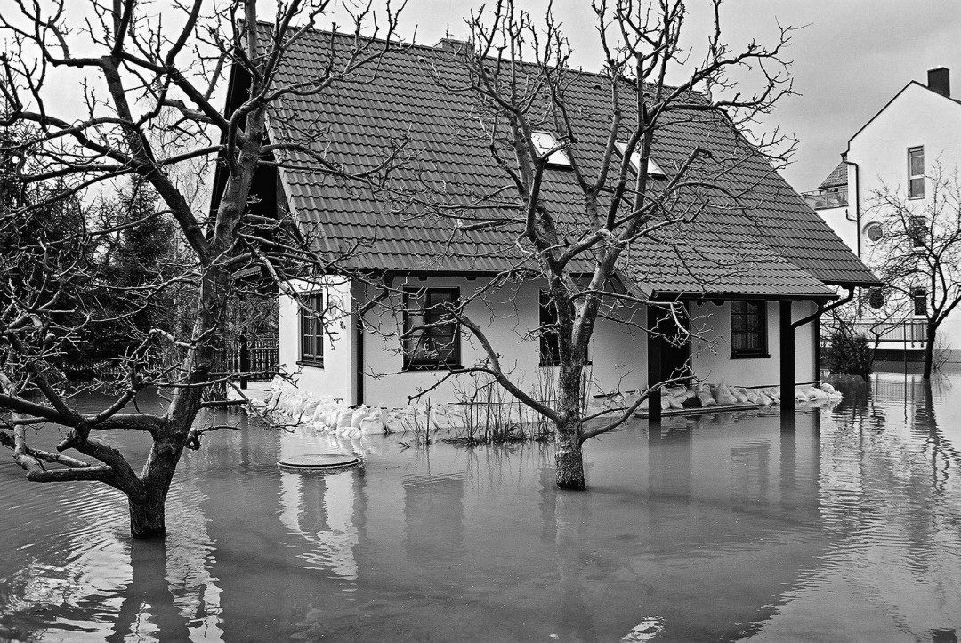 Wenige Zentimeter Wasser im Fußboden reichen, um Fertigteilhäuser zu bedrohen. Foto: Jürgen Frohse