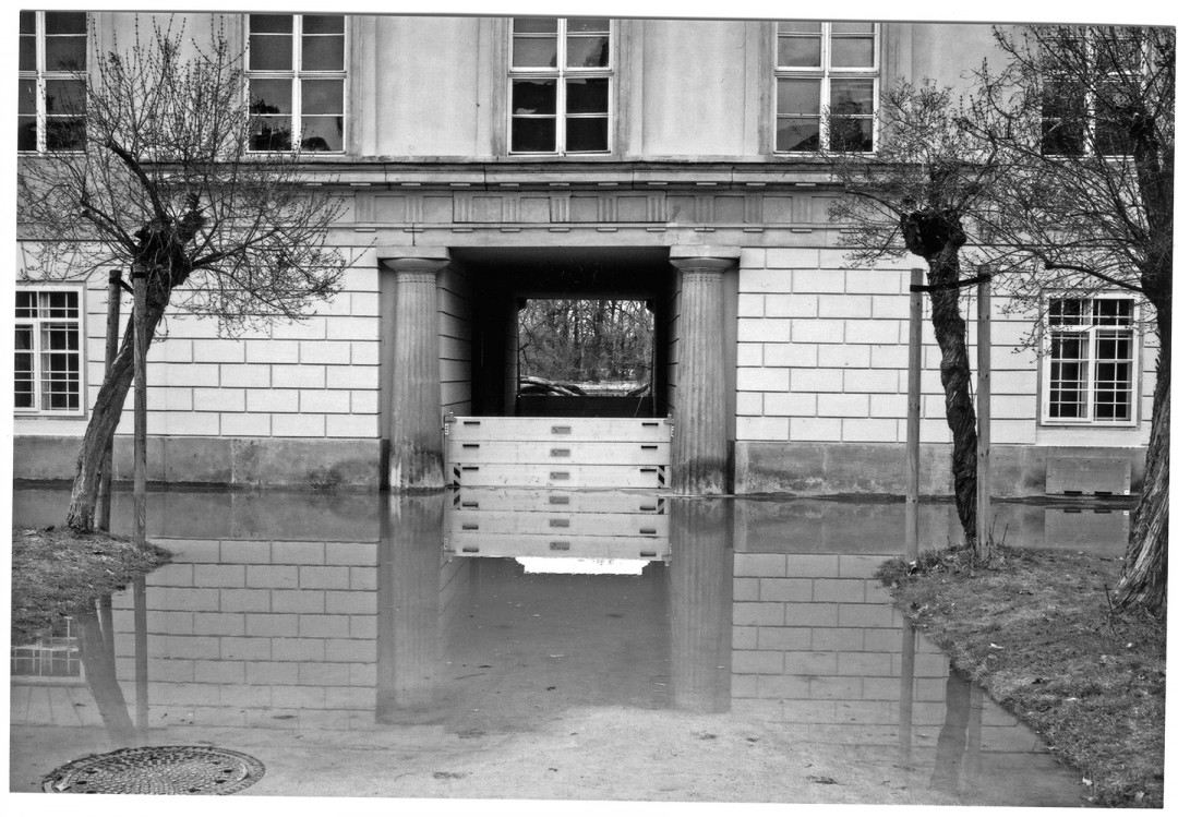 Das Schottsystem des Pillnitzer Schlosses – hier Schott am Durchgang zur Elbe – hielt am Fliederhof das Wasser von den Erdgeschossräumen zurück. Foto: Dieter Fischer