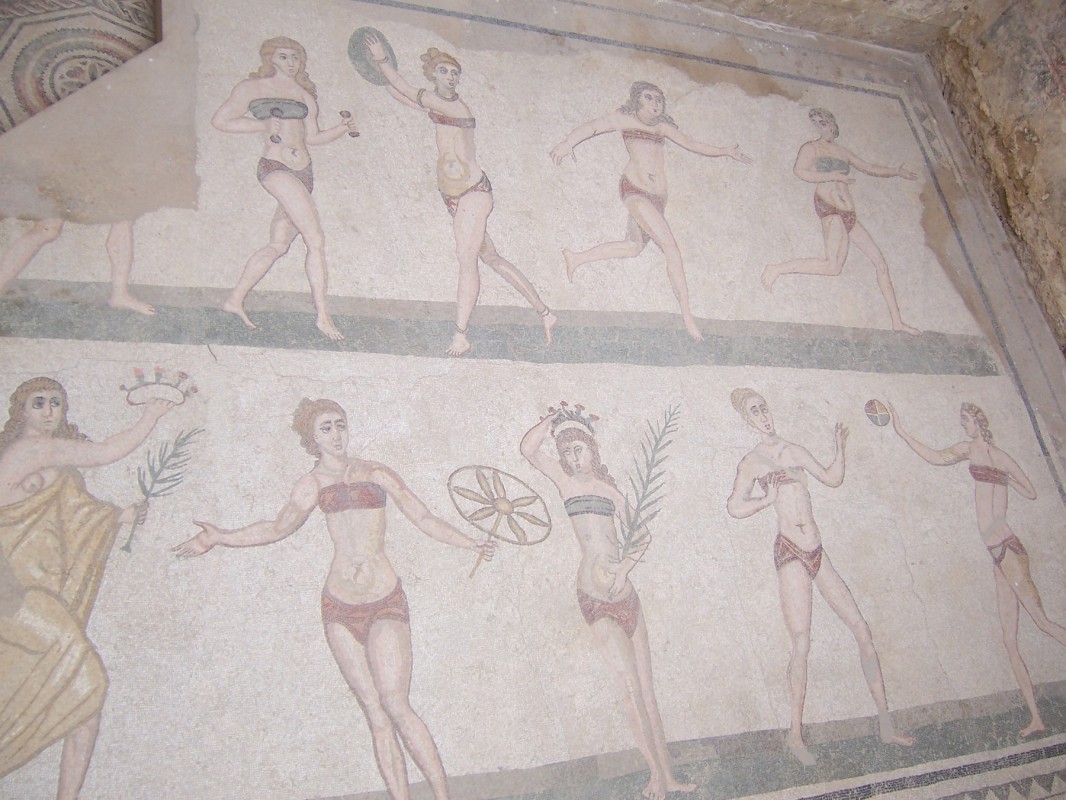 Dieses Urlaubsfoto erspart unseren Lesern eine Sizilienreise. In der dortigen „Villa del Casale“ (ländliches Haus) stößt man auf diese kultur- und modegeschichtlich aufschlussreichen Fußbodenmosaiken aus dem vierten Jahrhundert n. Chr. Foto: Thomas Blechschmidt (2005)