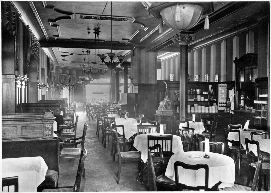 Im Stil der Gründerzeit präsentierte sich das Café um 1900. Ein Klavier und Notenständer im Hintergrund lassen auf die Pflege von Caféhaus-Musik schließen. Foto: Sammlungen Bergner und Eisold