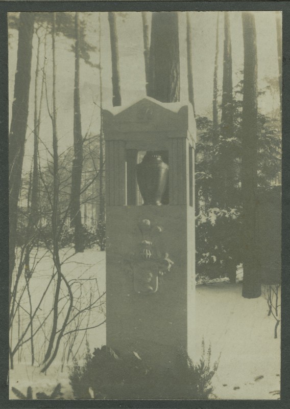 Namenlos aber nicht vergessen: Familiengrabstätte von Craushaar auf dem Tolkewitzer Urnenhain. Die heutige Wilhelm-Buck-Straße (Neustadt) hieß bis 1945 Craushaarstraße (benannt nach dem 1870 gefallenen General Ernst Adolf von Craushaar). Foto: Sammlung Falk Löffler