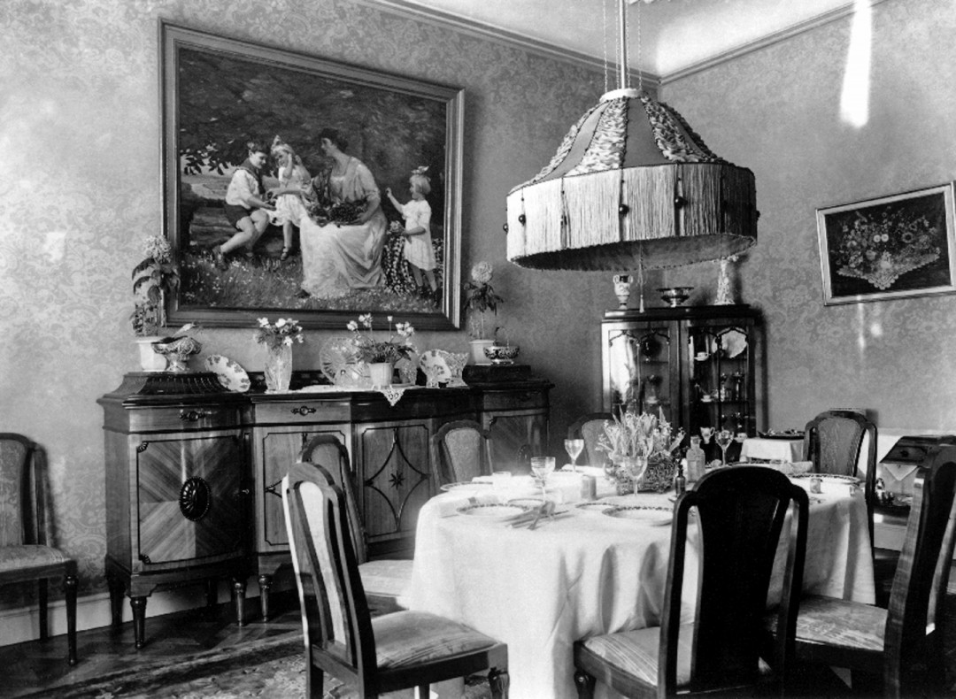 Speisezimmer der Familie von Mayenburg auf Schloss Eckberg mit dem von Walther Beyermann gemalten Familienidyll. Foto: Sammlung Hötzsch