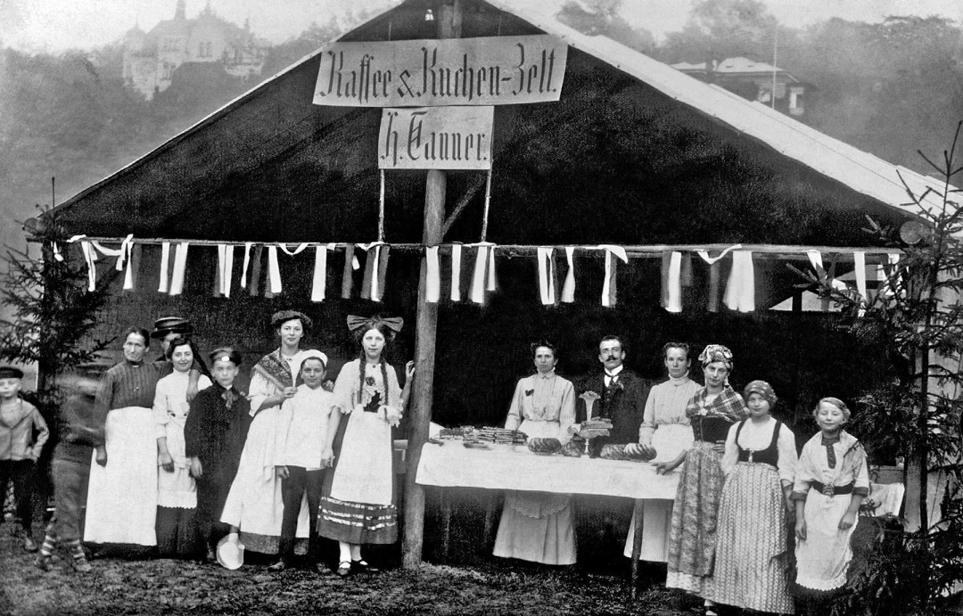 Kaffee & Kuchen-Zelt der Bäckerei Tanner, um 1918. Foto: Archiv Olaf Bernstengel