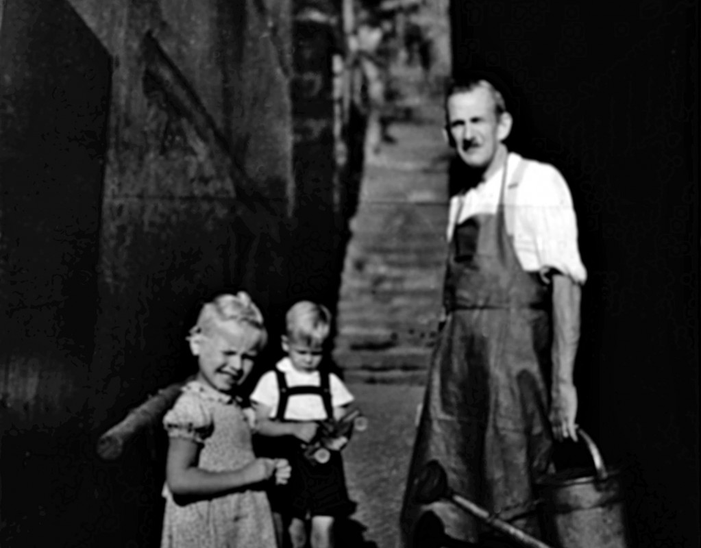 Bäckermeister William Tanner mit den Enkeln Bärbel und Werner. Foto: Archiv Werner Ringel 