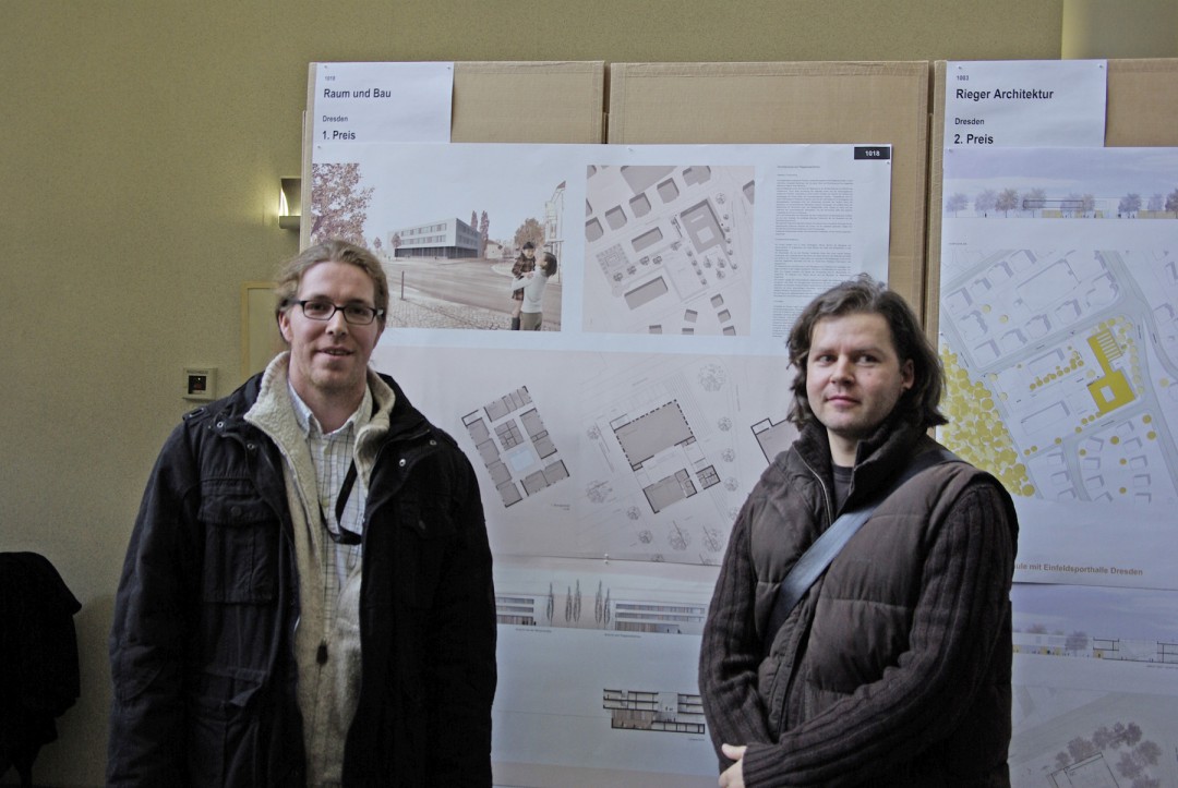Architekt Ralph Hengst und Innenarchitekt Alexander Krippstädt vom Architekturbüro „Raum und Bau“ vor ihren Schulhausplänen. Foto: Jürgen Frohse