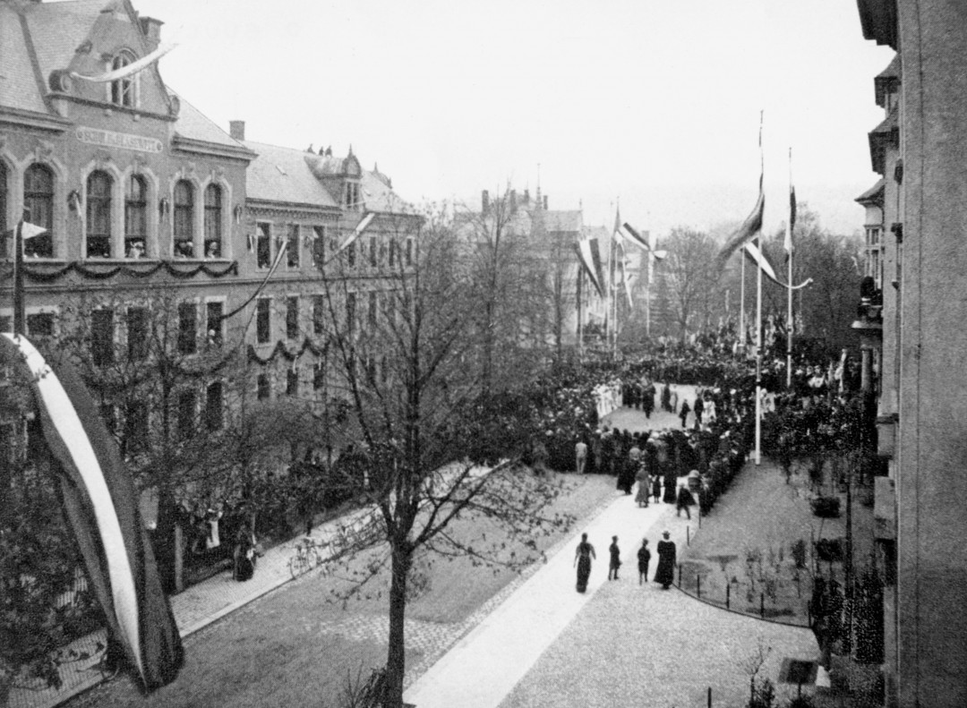 „Huldigung der Gemeinde Blasewitz vor Sr. Majestät König Friedrich August am 30. April 1908“, der den Einweihungsfeierlichkeiten beiwohnte und auf dem Vorplatz von „Herrn Geh. Regierungsrat Koenigsheim in seiner Eigenschaft als erster Gemeindeältester von Blasewitz … mit einem dreifachen Hoch“ begrüßt wurde. Auch die damals bereits bestehende „Bürgerschule und mittlere Volksschule“ gegenüber war festlich geschmückt und bildete Spalier (siehe auch Beitragsfolge Seite 14). Foto: Sammlung Wolfgang Steglich