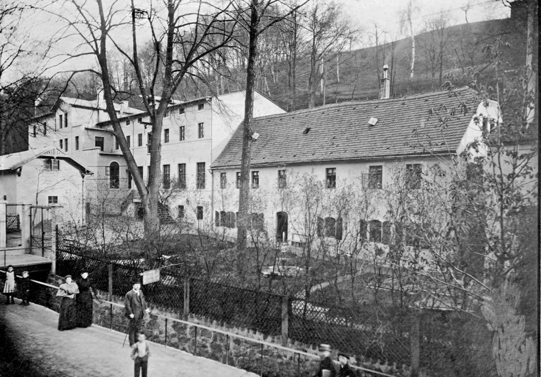 Die Tintenfabrik im Loschwitzgrund 1891 mit dem neu errichteten Fabrikgebäude im Hintergrund. Der Mann mit Melone könnte Eduard Leonhardi sein. Foto: Jubiläumsalbum (Archiv Leonhardi-Museum)