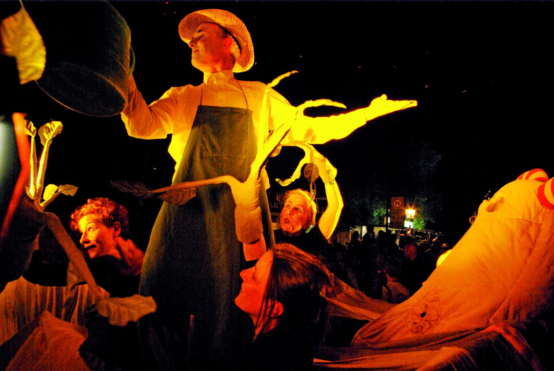 Die vier Elemente Luft, Erde, Wasser und Feuer machten den Elbhangfest-Besuchern spät in der Sonnabend-Nacht ihre Aufwartung. Ein Stück um Luft und Wind spielten Schauspieler der „Theaterruine St. Pauli“. Die „Mimenbühne“ konnte mit reichlichem Gießen der Erde feinste Pflänzchen entlocken und „Spielbrett“ hatte große Freude daran, Wasser in die Zuschauer zu spritzen. Mit dem Feuer tanzten Gäste, Mitglieder des „Mondstaubtheater“ aus Zwickau. Begleitet wurden die Elemente vom Bläserquintett der Musikhochschule und von „Handgemenge“, Trommlern aus Dresden. Foto: Jürgen Frohse