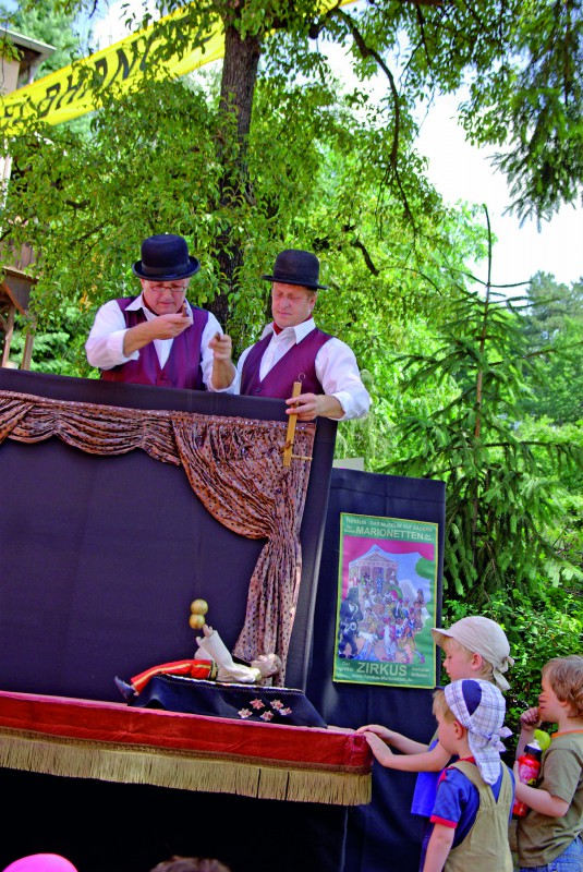 In Geyers Garten in Wachwitz haben seit vielen Jahren die Puppenspieler der „fundus-marionetten-dresden“ ihre Elbhangfest-Heimstatt gefunden. In diesem Jahr gab es dazu ein ganz besonderes Jubiläum. Zum 1.500sten Mal spielte die der sächsischen Puppenspielertradition verpflichtete Marionettenbühne. Ihre Programme mit Varietépuppen und -stücken von Roland Ritscher, Kurt Dombrowski, Karli Gierhold und Woldemar Jurisch spielten sie bisher in 160 sächsischen Städten und Dörfern sowie in 29 Staaten weltweit. Foto: Jürgen Frohse