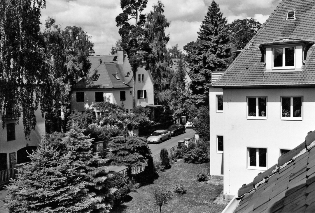 Blick vom Zobelschen Haus in die Straße Am Bauernbusch mit gepflegten Gebäuden und Bäumen der Dresdner Heide. Foto: Sammlung Lorenz
