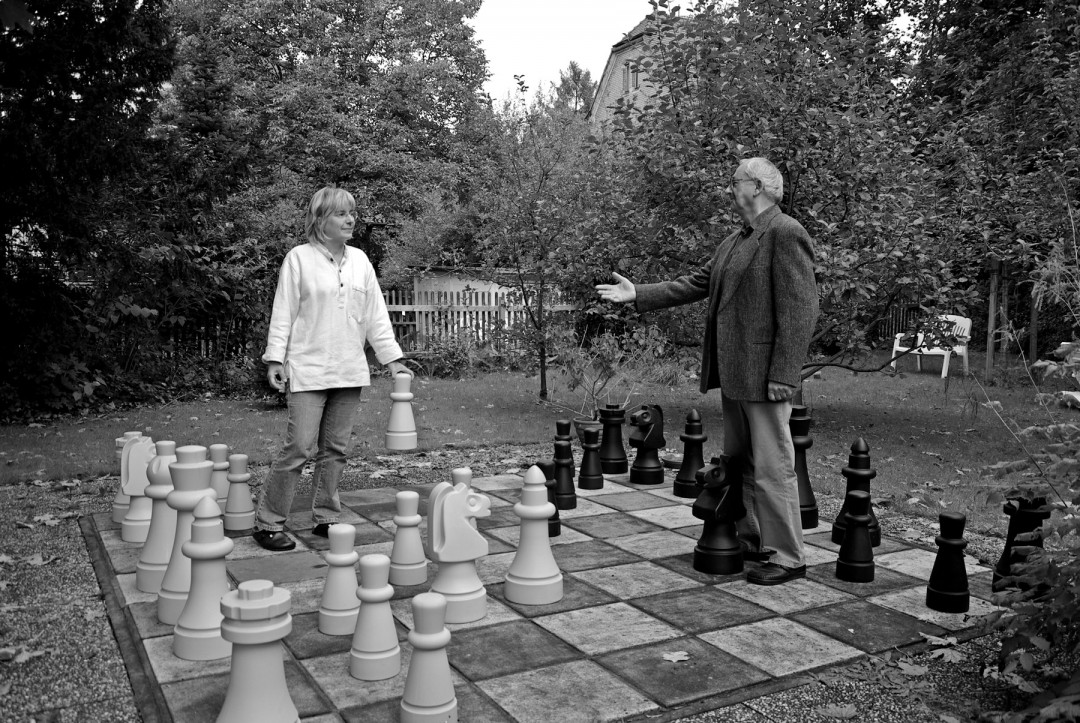 Monika und Manfred Mädler beim Gartenschach am Haus in Blasewitz. Foto: J. Frohse