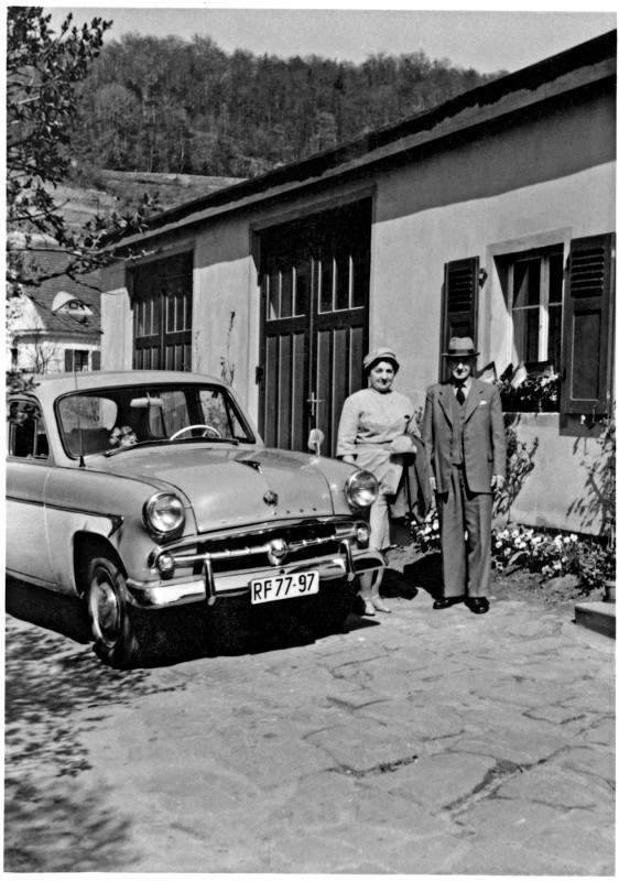 Moskwitsch vor der Autowaschanlage mit den Brodes in den 1960er Jahren. Foto: Sammlung Dr. Kunath