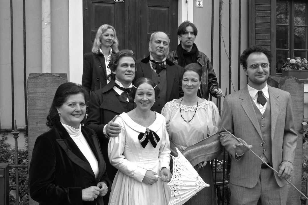 Hella Ulrich, die Sopranistin Sabine Eisold, Roland Cyffka (Schumann), Claudia-Annette Cyffka (Clara), Ludwig Heinze (Vater Wieck), Pianist Franns Promnitz von Promnitzau, Kerstin Heinze (Marie Wieck) und Schauspieler und Autor Johannes Gärtner. Foto: Ulrich