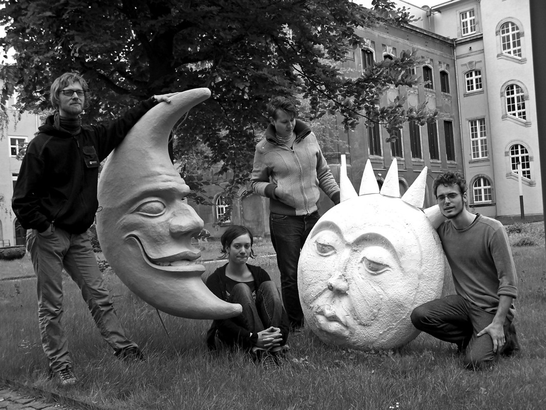 Mond und Sonne, die beiden Mottofiguren des 20. Elbhangfestes, gezeichnet von Holger Friebel, werden von Studenten der Hochschule für Bildende Künste Dresden, vom ersten Studienjahr für Theaterplastik in plastische Skulpturen verwandelt. Zunächst in Hartschaumstoff geschnitzt und auf ein Positiv kaschiert, entstehen tragbare (aber nicht sehr leichte) Skulpturen. Die beiden Gewänder, die die Figuren komplettieren, werden ebenfalls der Vorlage getreu und aufwendig gefertigt (von Talenten der „Umzugsrunde“). Ron Hothus und Juliane Hörenz haben ihr gestalterisches Talent für den Mond unter Beweis gestellt, Ralf Aßmann und Elisabeth Trobisch taten gleiches für die Sonne. Prof. Eißner, der Chef der „Theaterplastiker“ der HfBK, ist zufrieden und meinte, dass Aufgaben dieser Art den Stundenten eine gute Möglichkeit geben, ihr gestalterisches und handwerkliches Potential unter Beweis zu stellen. Es ist ihnen eine besondere Freude, dies einem öffentlichen Publikum zu zeigen. Ralf Aßmann und Elisabeth Trobisch werden die Figuren im Festumzug selbst präsentieren. Wir hoffen, das Wetter wird ihnen und uns gnädig sein. Foto: J & KS