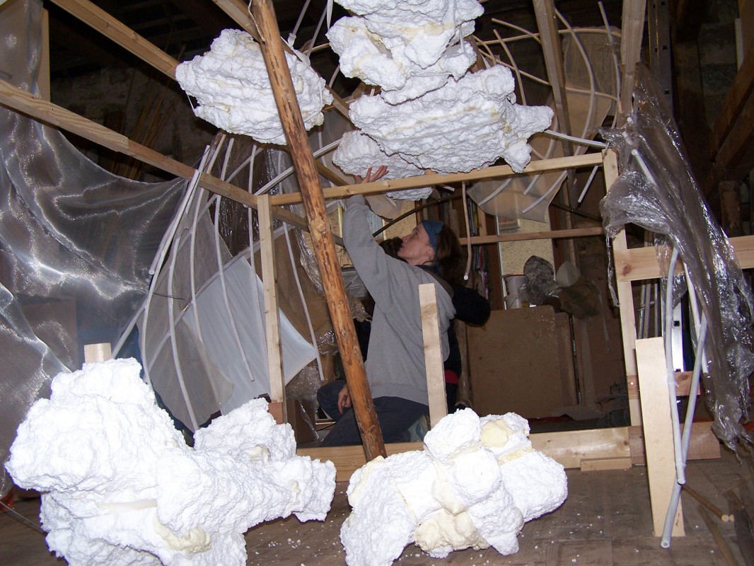 Die Leiterin der Bühnen- und Kostümwerkstatt der Jugend&KunstSchule Dresden, Sonja Eck, bei der Arbeit an dem aufwendig gebauten „Traumschiff“. Das massive Holzgestell des Riesenseegels wird, wenn es fertig ist, ganz leicht erscheinen und im hoffentlich strahlenden Sonnenschein leuchten und glitzern. Der Kammerchor und das Tanzensemble der JKS werden dem Traumschiff eine „Seele“ geben. Foto: J&KS