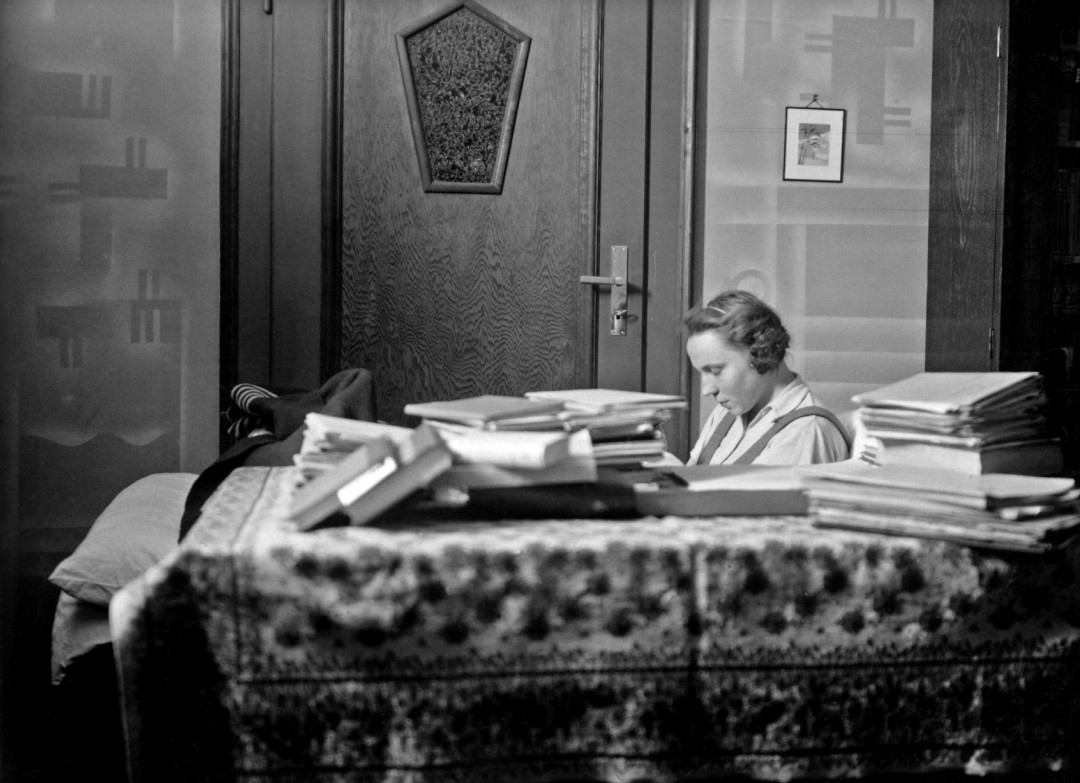 Lernen für die Prüfungen mit gebrochenem Bein, 1933. Foto: Sammlung Magdalena Kupfer