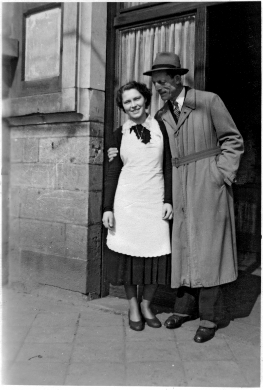 Die Chefin des „Bräustüb’l“, Roselotte Schlutter, mit einem Gast am alten Eingang unterhalb der ehemaligen Terrasse, 1948/49. Foto: Sammlung Rosig
