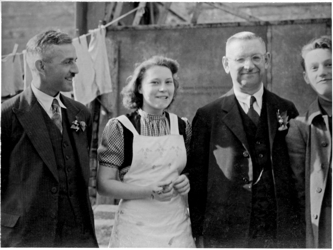 Roselotte Schlutter mit dem alten Ratskeller-Wirt, Herrn Liebscher (links) und dem Oberkellner Junke, um 1948. Foto: Sammlung Rosig