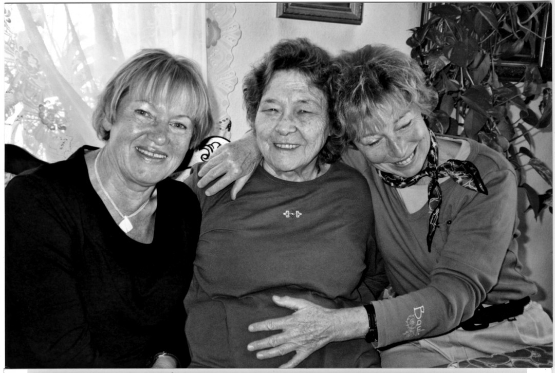 Roselotte Rosig, geb. Schlutter zwischen ihrer Schwester Christa (rechts) und ihrer langjährigen Freundin Annelies Götz, geb. Woog, um 2010 Foto: Sammlung Götz