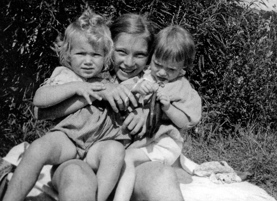 Roselotte Rosig, geb. Schlutter zwischen ihrer Schwester Christa (rechts) und ihrer langjährigen Freundin Annelies Götz, geb. Woog, um 1943 Foto: Sammlung Götz