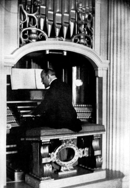 Lingner beim Orgelspiel an seiner Dresdner Jehmlich-Orgel. Quelle: „Lingner und sein Vermächtnis“, Julius Ferdinand Wollf, Verlag von Jakob Hegner – Hellerau, 1930 Foto: Hugo Erfurth