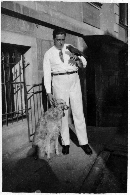 Sohn Hans mit Lora, dem Papagei, und dem russischen Windhund. Foto: Sammlung Gerlach