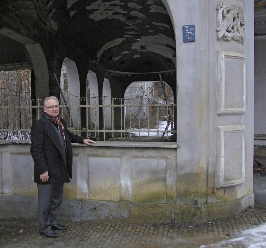 Berndt Dietze am Eingang zu „seinem“ Lahmann-Sanatorium. Foto: Jürgen Frohse