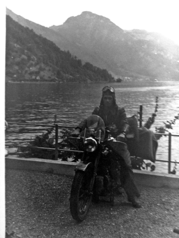 Enkel Dirk Eckelt (Weißer Hirsch) schrieb: Mit der AWO über die Alpen – Anbei sende ich Ihnen alte Fotografien. Sie stammen von meinem Opa, der 1957 mit seinem Kumpel mit samt Zeltausrüstung auf der AWO 425 T über die Alpen zum Gardasee in Italien gefahren ist. Auf dem Foto ist mein Opa auf dem Motorrad, im Hintergrund der Gardasee, zu sehen. Auf der Rücktour wurden sie an der Grenze so schwer kontrolliert, dass sie sogar die Hosen herunter lassen mussten… Foto: privat