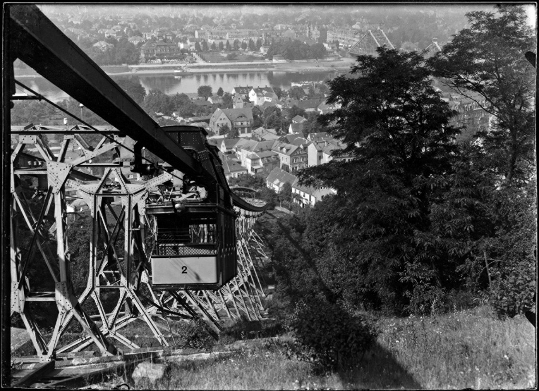 Die Loschwitzer Schwebebahn um 1930. Foto: Paul Wolff (Archiv Landsamt für Denkmalpflege Sachsen)