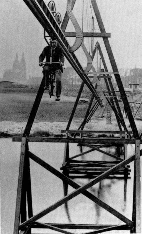 Auf dem Versuchsgelände in Köln-Deutz (hinten links der Kölner Dom) war das „schwebende Fahrrad“ 1894 eine Attraktion. Foto: aus dem Buch „Die Wuppertaler Schwebebahn“.